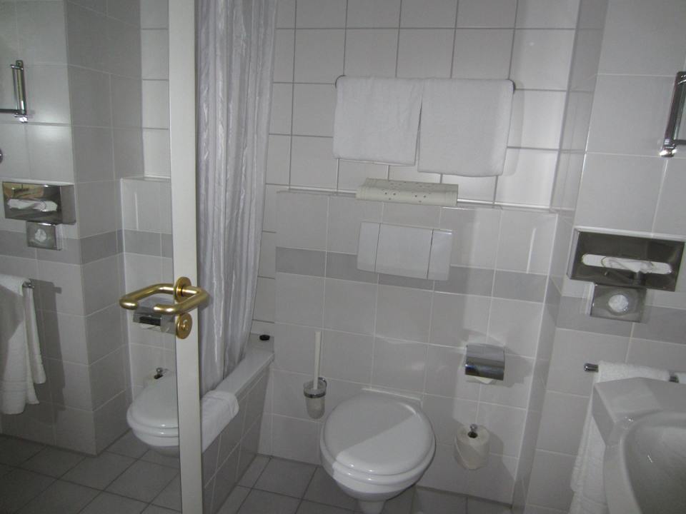 Bad Zimmer 265 Leonardo Hotel Hamburg Airport