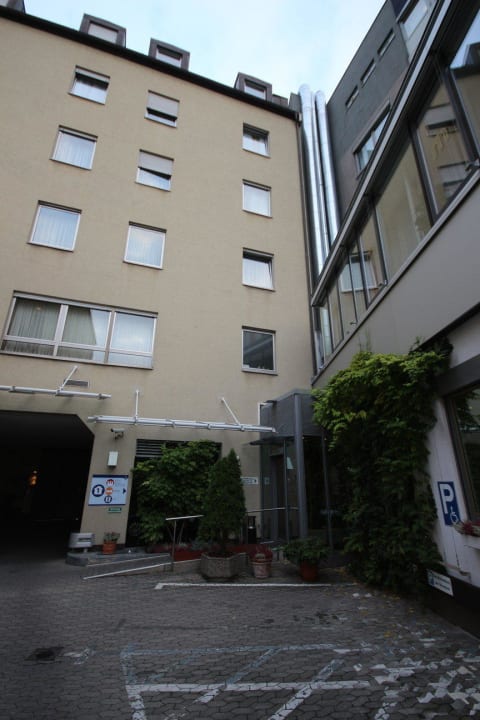 Eingang vom Garagenhof Ringhotel Loew's Merkur