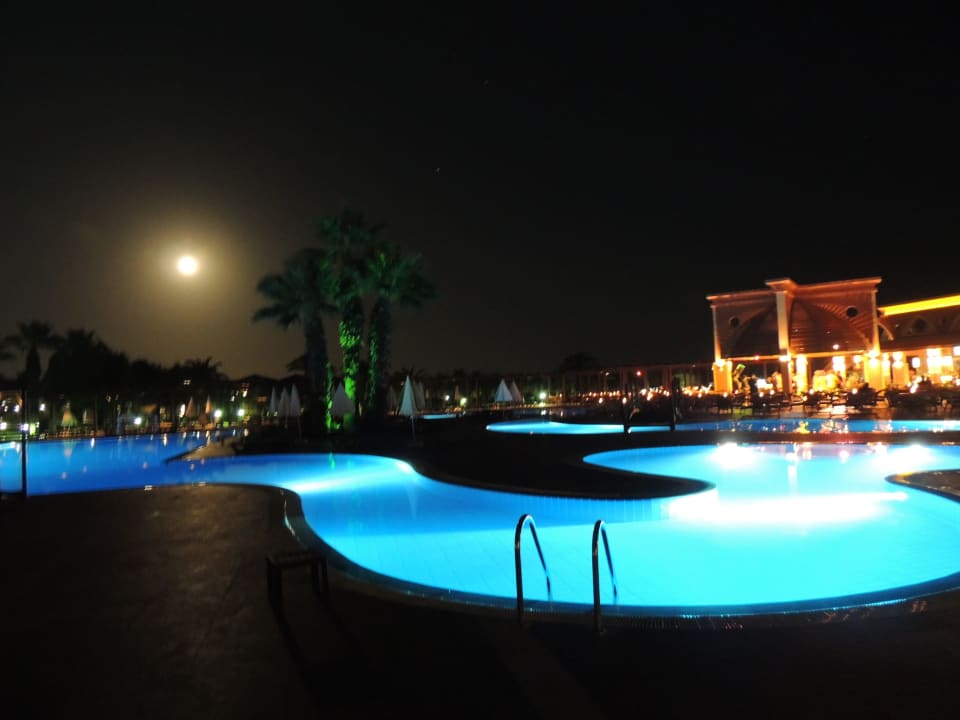 Pool und Beachbar bei Nacht Megasaray Club Belek