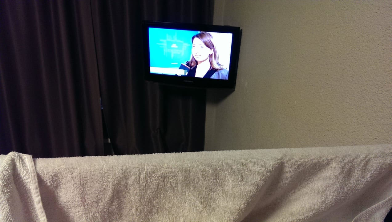 Flatscreen im frauen dorm MEININGER Hotel Berlin Hauptbahnhof