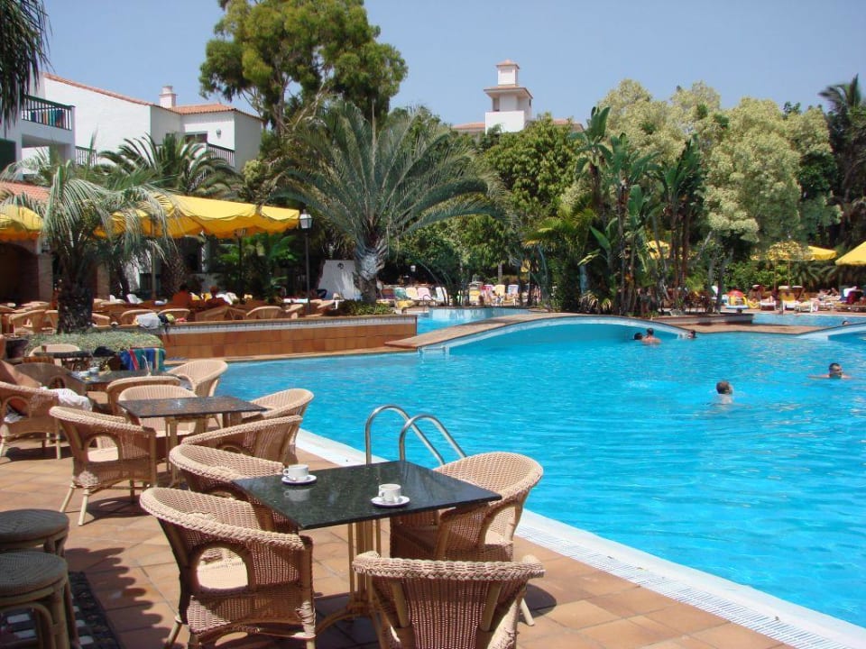 Haupt- Pool mit Sitmöglichkeiten an der Snack- Bar Park Club Europe