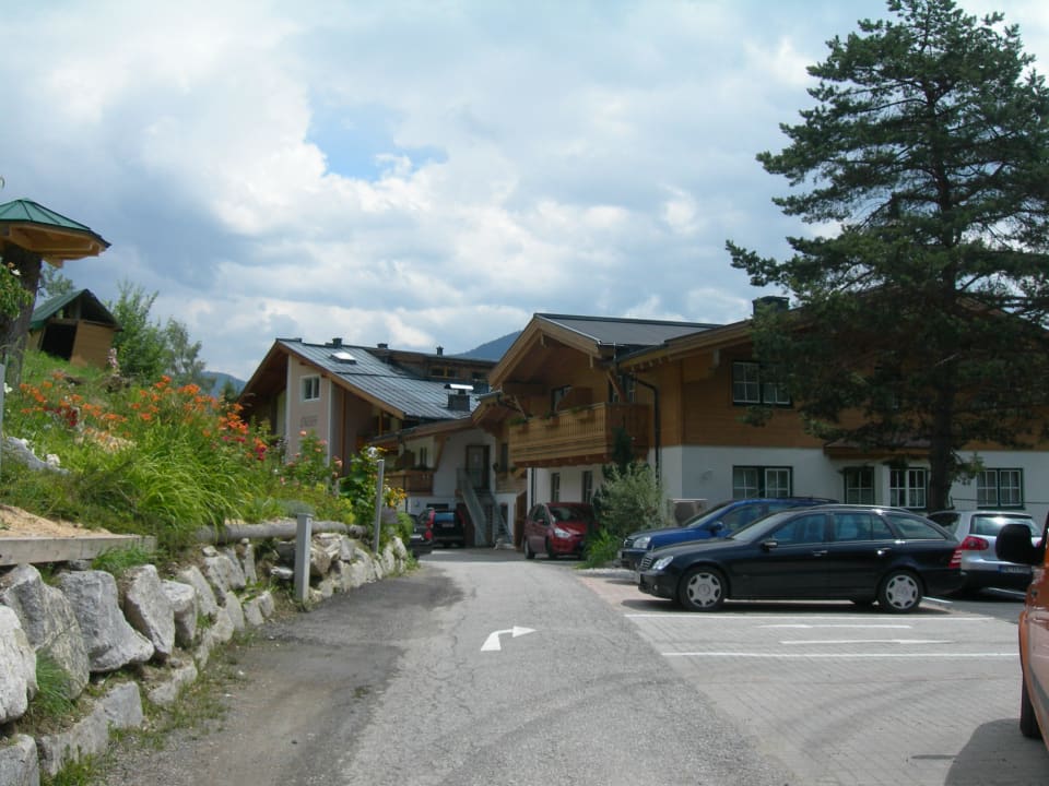 Einfahrt zum Hotel Gartenhotel Daxer