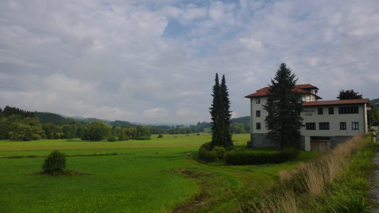 Blick von Süden. Hotel Landgasthof Hacker
