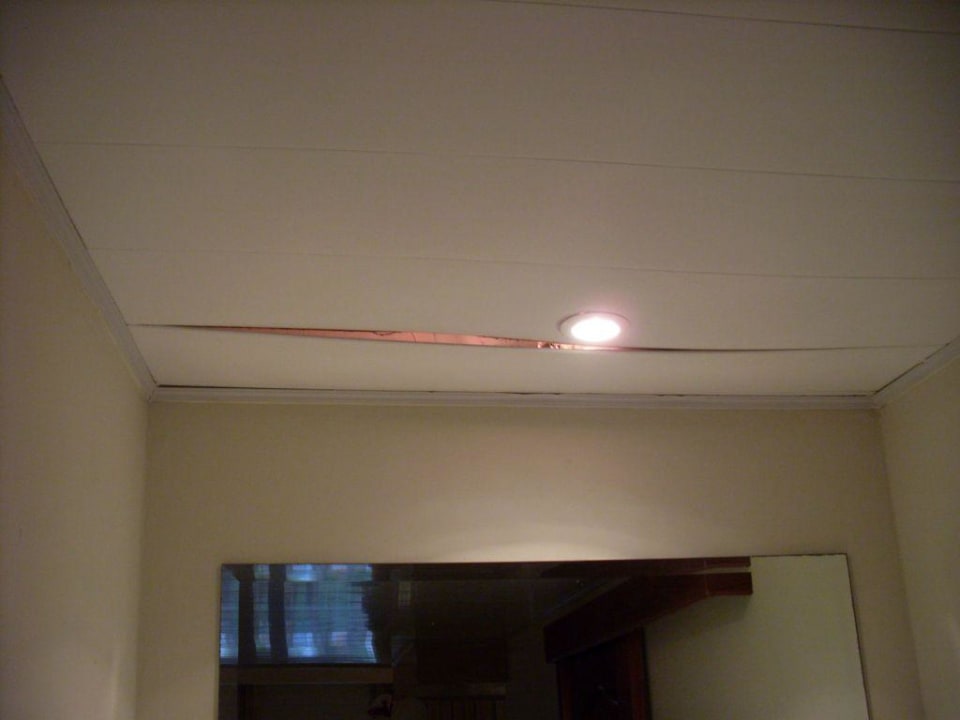 Große Spalte zwischen den Decken-Paneelen Hotel Grand Palladium Palace Resort, Spa & Casino