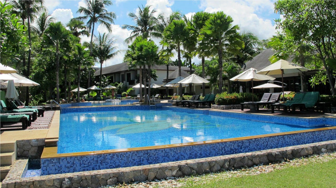 Pool in Strandnähe La Flora Khao Lak