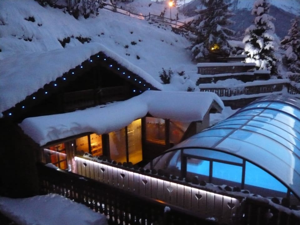 Piscine et sauna au crépuscule Résidence Les Edelweiss
