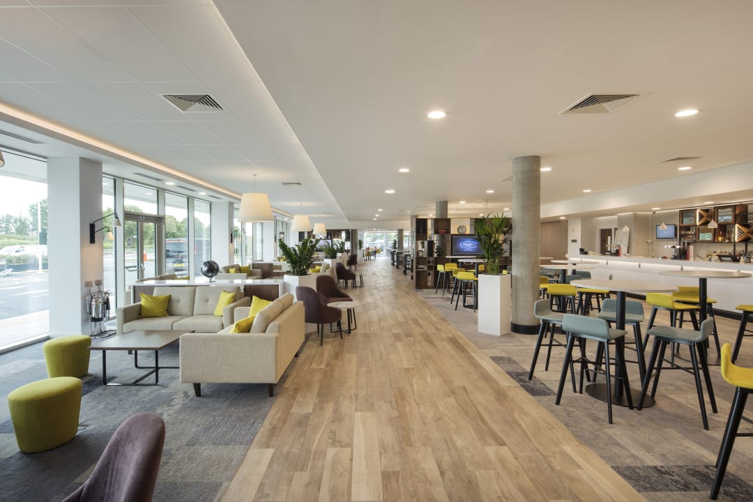 Lobby Hampton By Hilton London Stansted Airport