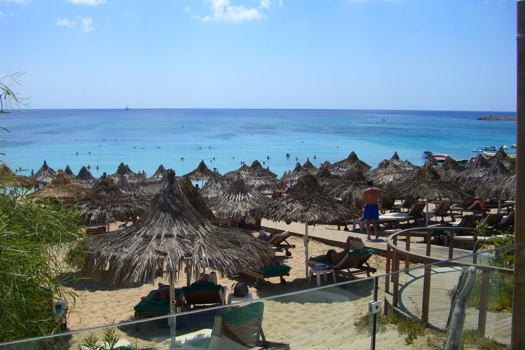 Hotelstrand von der Beachbar aus Hotel Grecian Bay