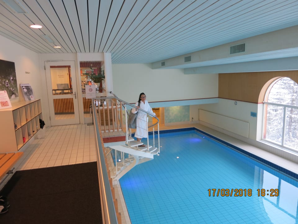 Eingang Wellness mit Wendeltreppe zum Indoorpool Sunstar Hotel Arosa