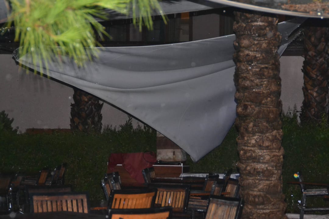 Durch den Regen, reist ein Sonnensegel Hane Family Resort