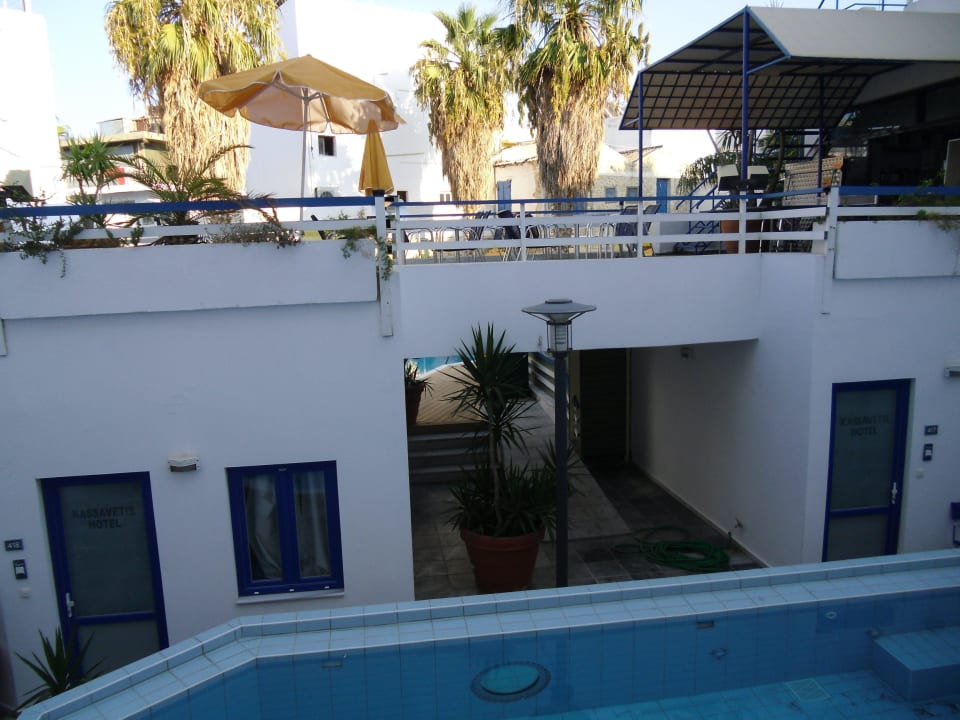 Übergang zum Pool Hotel Kassavetis