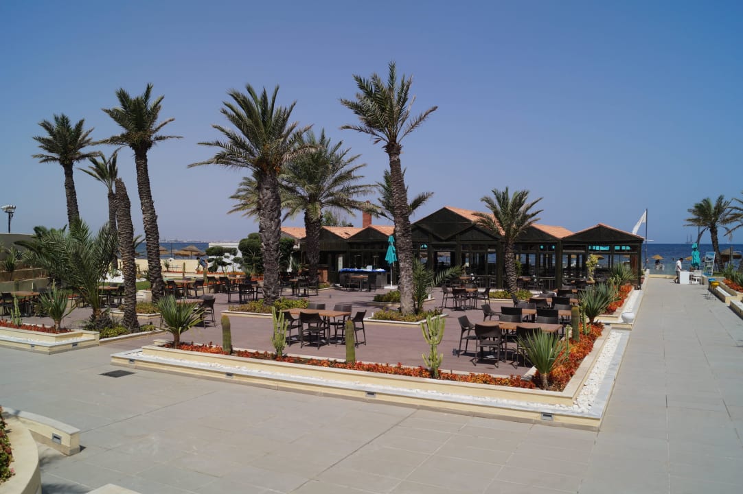 Blick auf die Beachbar, dahinter das Meer Hotel Rosa Beach