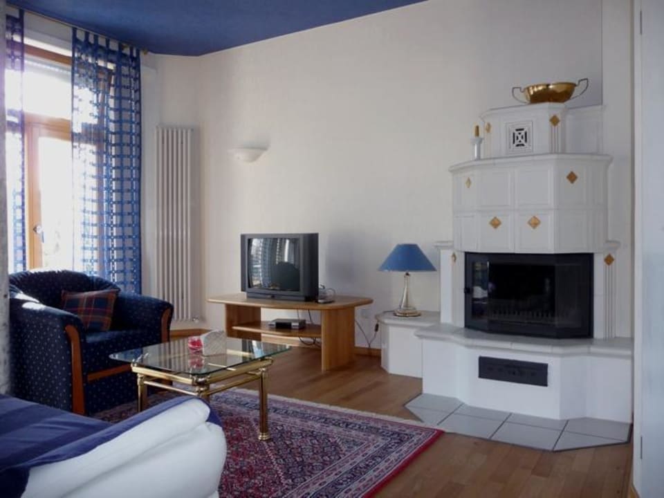 Fewo 1, Wohnraum mit Kachelkamin Leif's Apartmenthaus