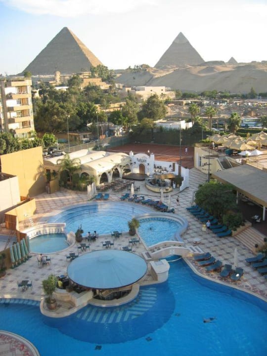 Pool mit Blick auf die Pyramiden Le Meridien Pyramids