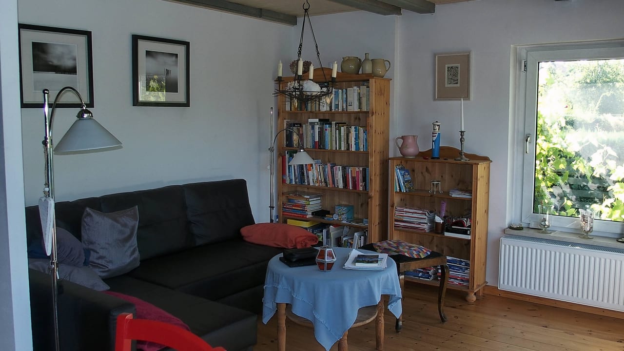 Wohnzimmer mit Bücherecke Ferienhaus Sanddorn