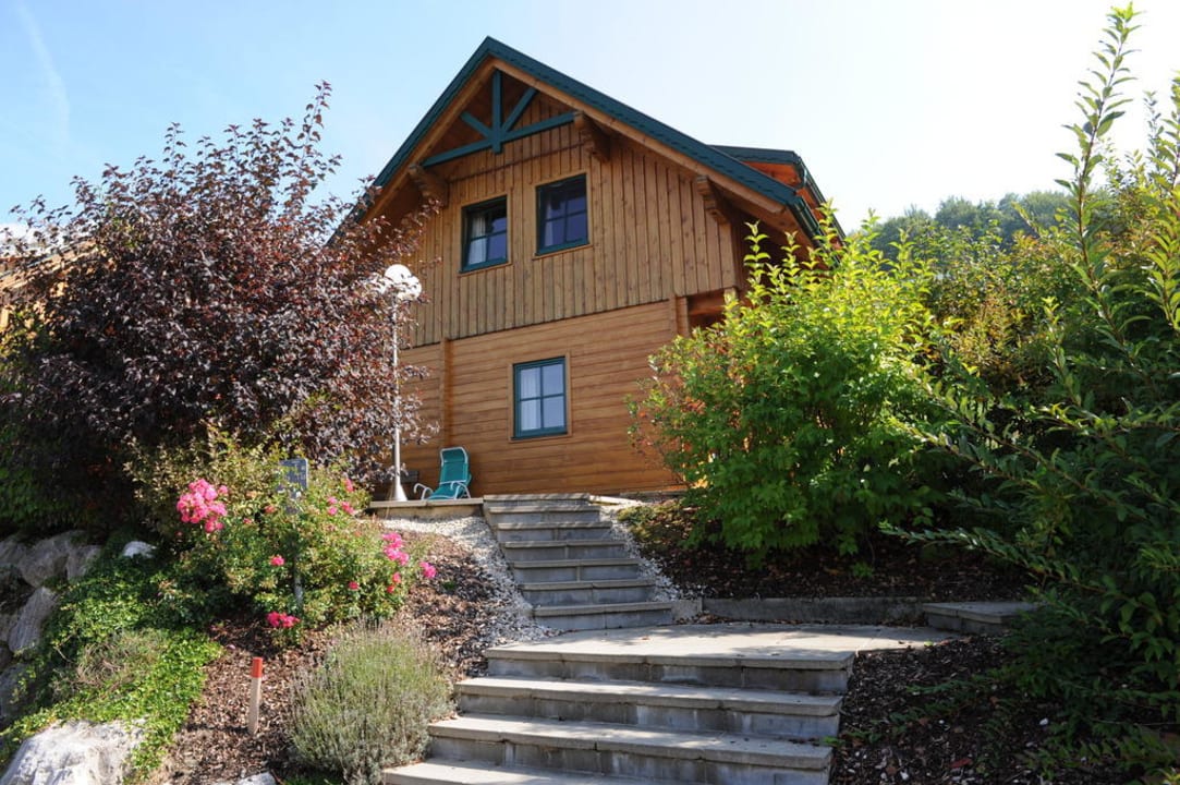 Nahaufnahme Holzhaus Feriendorf Schlierbach