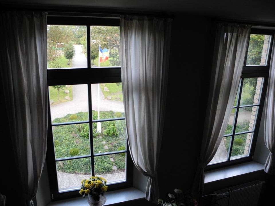 Blick zum Rondel auf die Anfahrt zum Hotel Hotel Gutshaus Redewisch