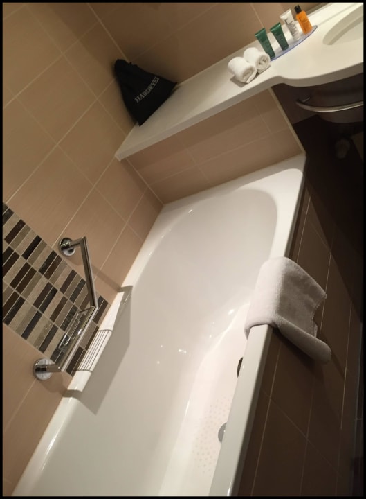 Bad mit Badewanne Hilton Garden Inn Frankfurt Airport