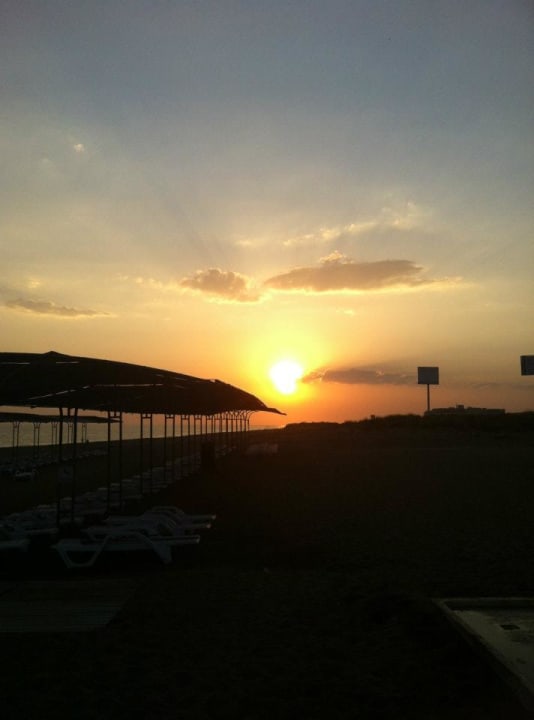 Sonnenuntergang am Strand Cenger Beach Resort & Spa