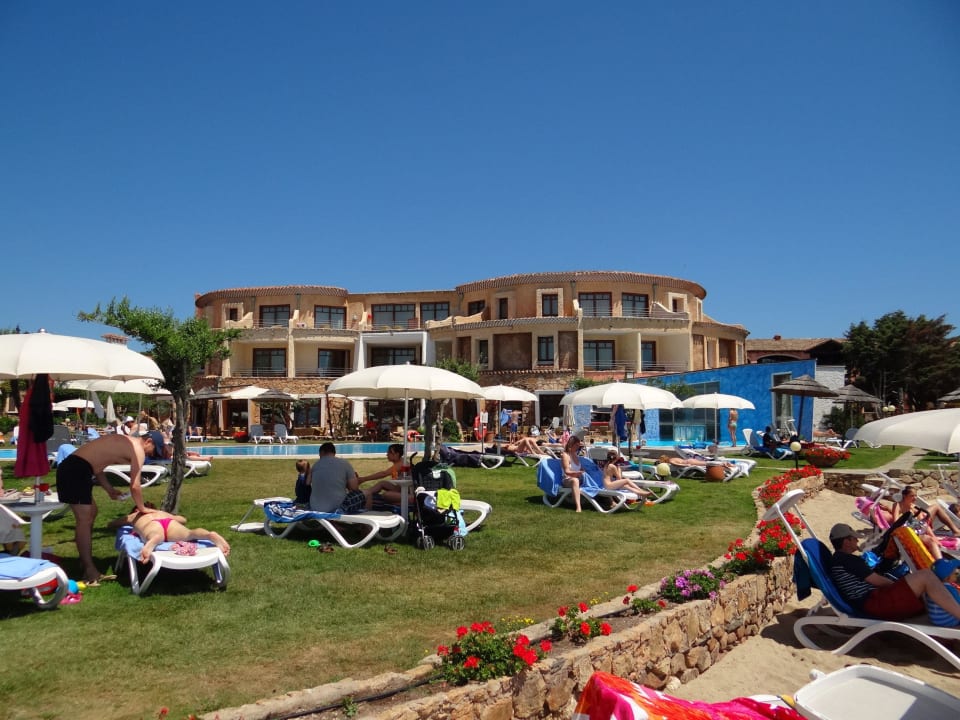 Liegewiese vor Hotel Appartments Baia Caddinas Clubresidence