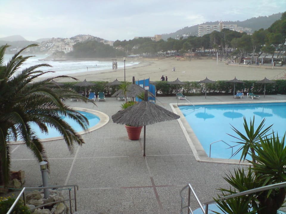 Teil der Poolanlage mit Blick auf die Bucht. Hotel Vibra Beverly Playa