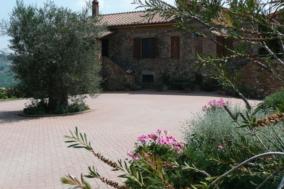 Hauptgebäude mit Hof Agriturismo Podere del Vescovo