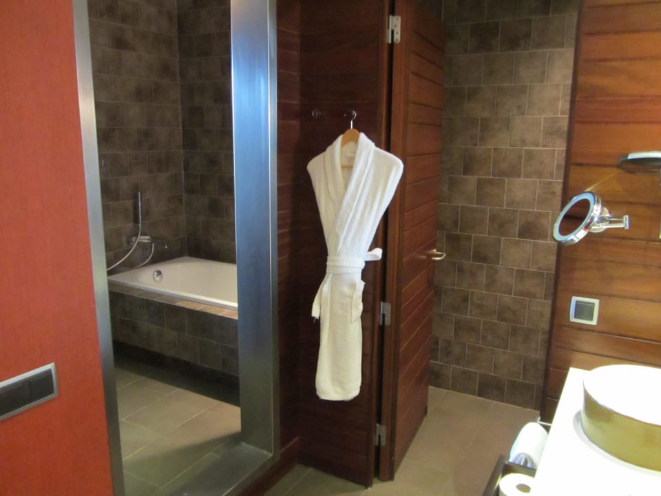 Separate Badewanne mit Regenwalddusche Salobre Hotel Resort & Serenity