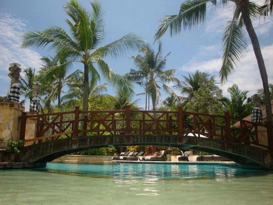 Hinter dem Gebäude The Laguna A Luxury Collection Resort & Spa