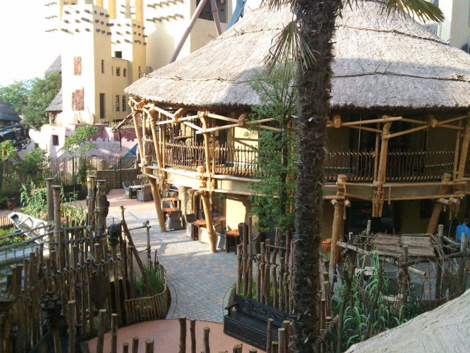 Garten bzw. Restaurant/Blick von Balkon Hotel Matamba - Phantasialand Erlebnishotel