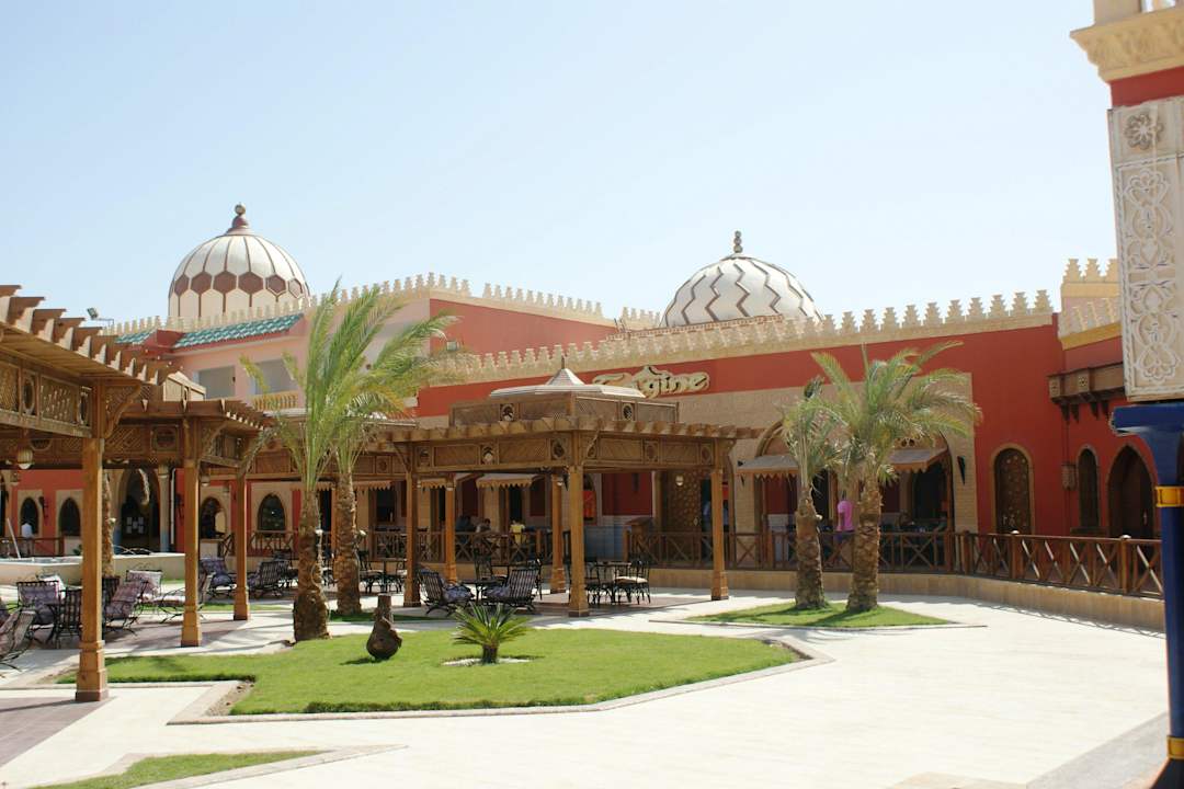 Zentraler Platz bei den Restaurants Pickalbatros Alf Leila Wa Leila Resort - Neverland Hurghada