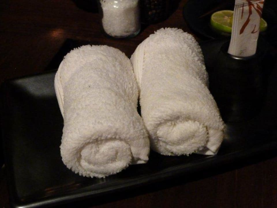 Kleine kühlende Handtücher mit Jasmin-Duft  Melati Beach Resort & Spa