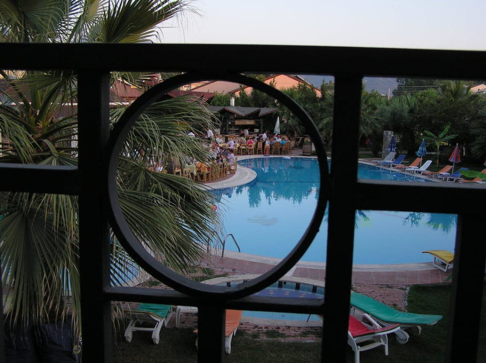 Blick auf den Pool durch das Balkongeländer Hotel Rebin Beach