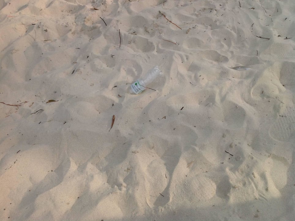 Strand voller Plastikmüll Crystal Bay Yacht Club Beach Resort