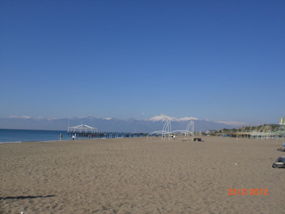 Strand mit wunderschöner Kulisse im Hintergrund Limak Lara Deluxe Hotel & Resort