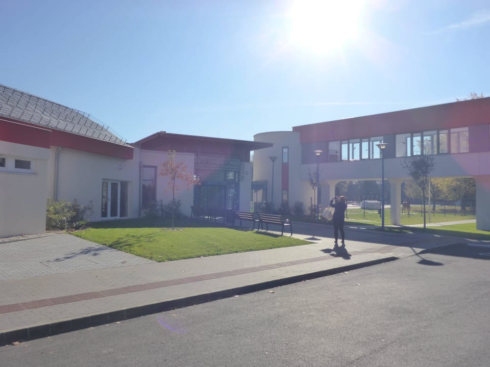 Thermeneingan, rechts Gang vom Hotel zur Therme Thermal Hotel Balance Lenti