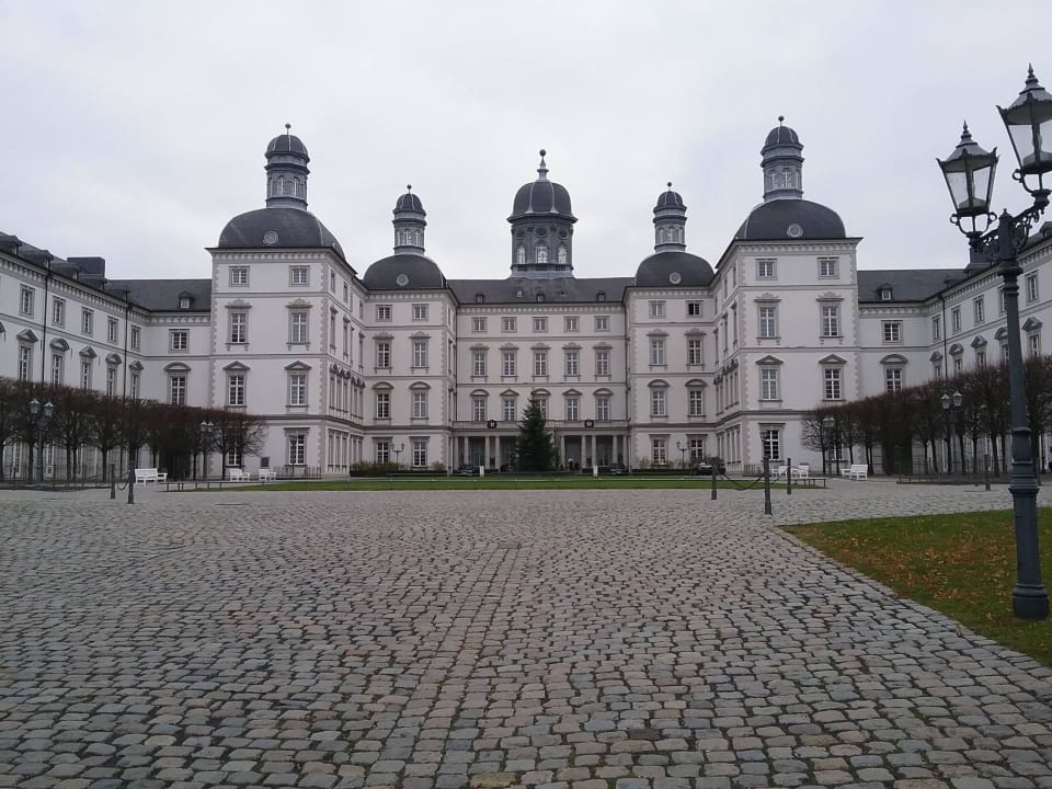 Zufahrt zum Empfang Althoff Grandhotel Schloss Bensberg