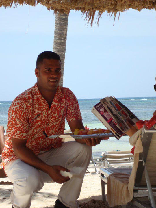 Roberto bringt Snacks und Drinks an die Liege Catalonia Royal Bavaro - Adults only