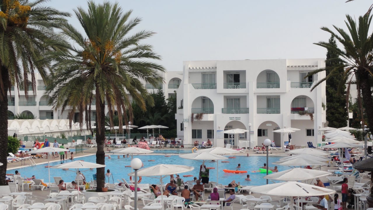 Basen i budynek hotelu El Mouradi Club Kantaoui