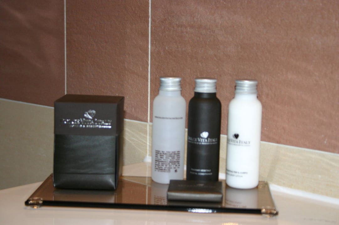 Körperpflegeprodukte im Badezimmer. Leonardo Hotel Lago di Garda – Wellness and Spa