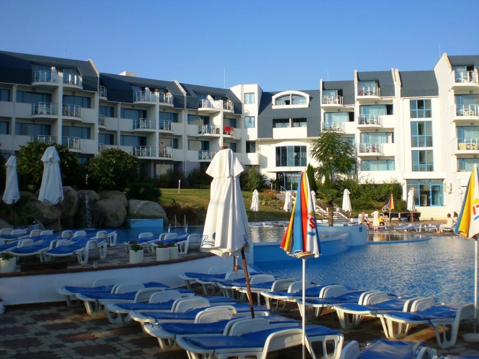 Pools und Mittelteil des Hotels Hotel Sineva Beach