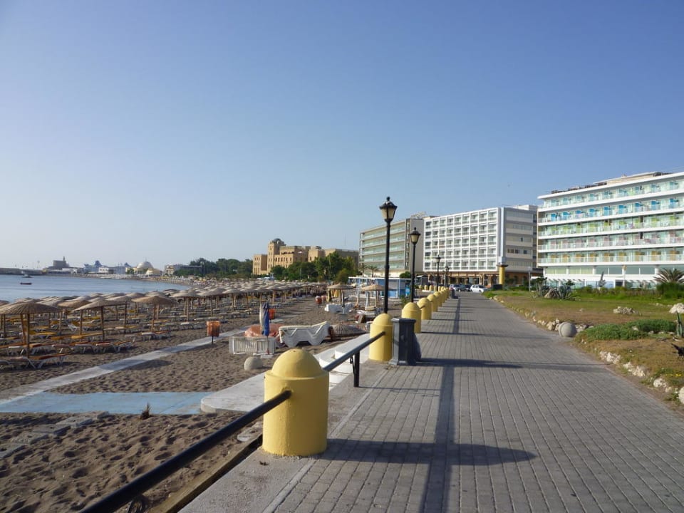 Strandpromenade im Hintergrund das Hotel Ibiscus Hotel Rhodos