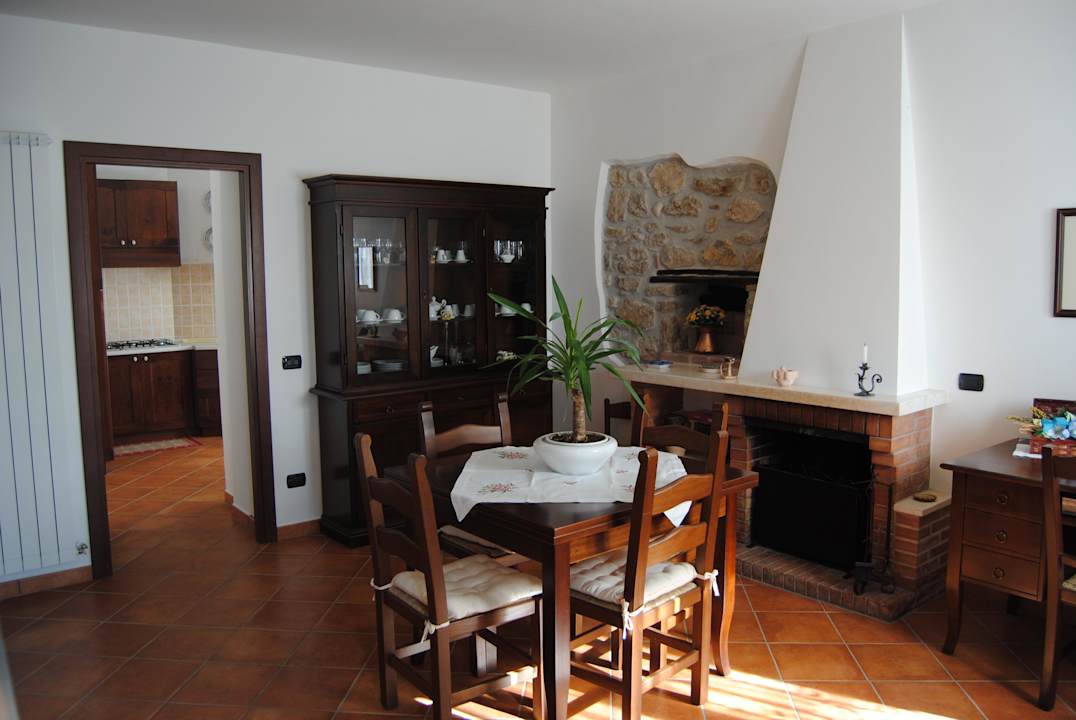 Sala da pranzo con camino Casale San Felice