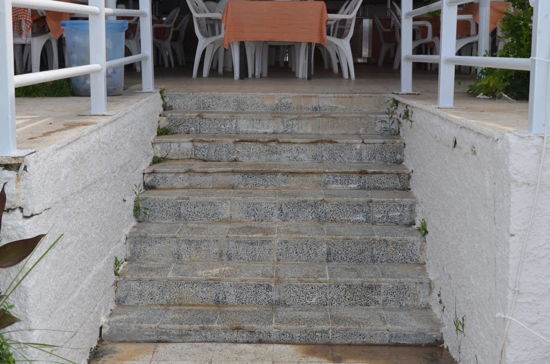 Scharfkantiger Treppenaufgang zu Strandbar Side Alegria Hotel & Spa - Adults only +16