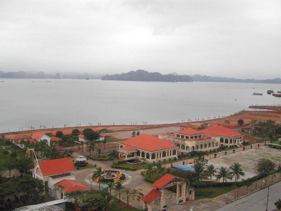 Blick auf Hafen und Halong-Bucht Hotel Halong Pearl
