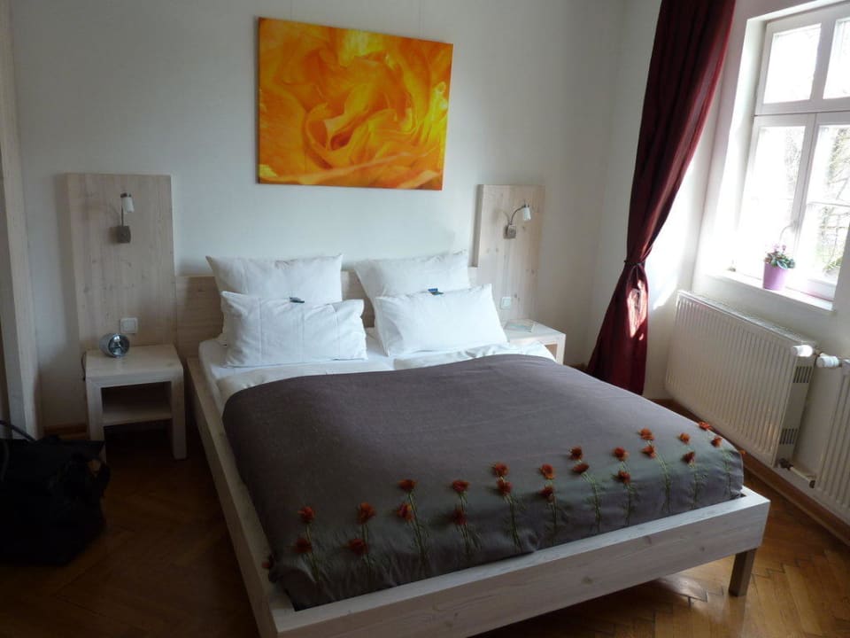 Doppelbett mit Röschen Hotel Die kleine Residenz