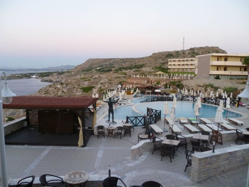 Links Showbühne, rechts Poolanlage Hotel Kalithea Horizon Royal