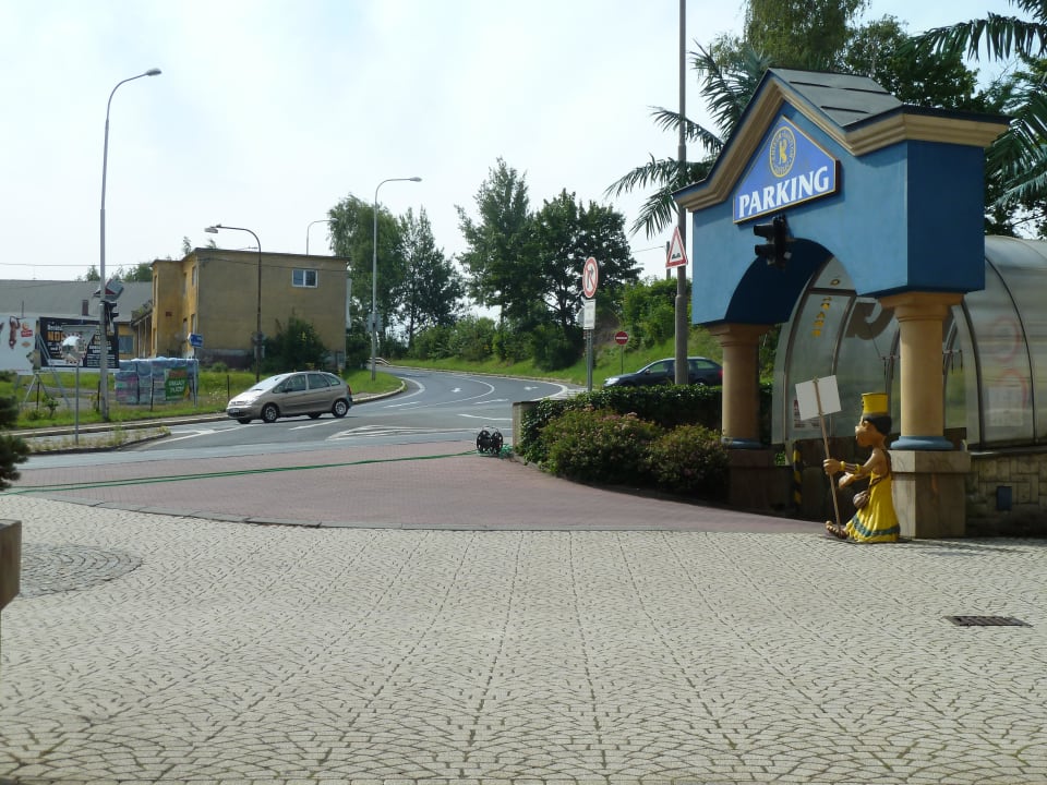 Einfahrt zur Hotelgarage WELLNESS HOTEL BABYLON