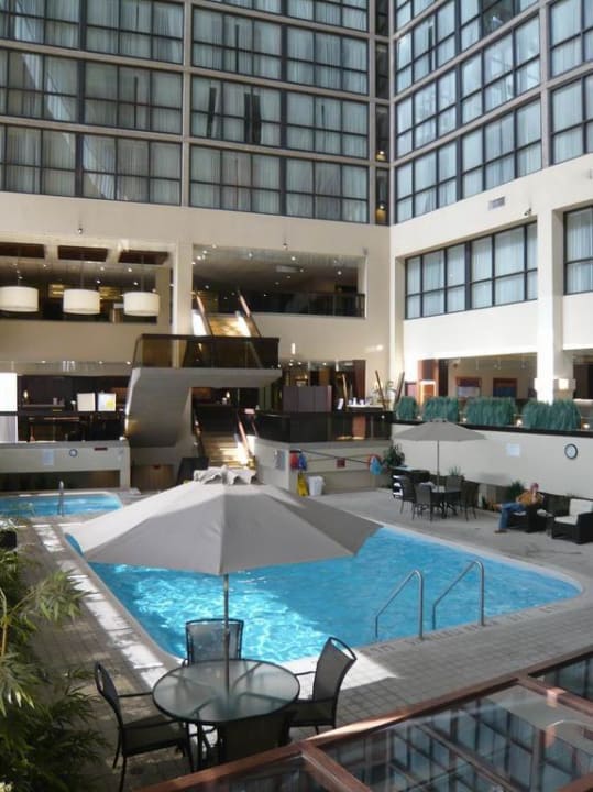 Innenhof mit Pool Hotel Delta Calgary Airport