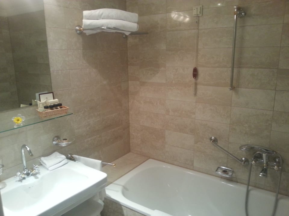 Badezimmer mit Wanne Hotel Sacher
