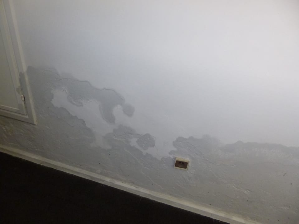 Der Flur, Wasserschaden oder schlecht gestrichen? Hotel Le Tivoli